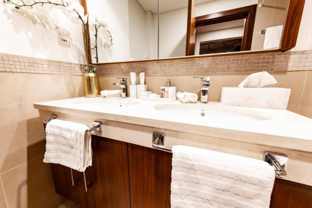 First Class 3Br With Full Burj Khalifa And Fountain View Dubai Exteriör bild